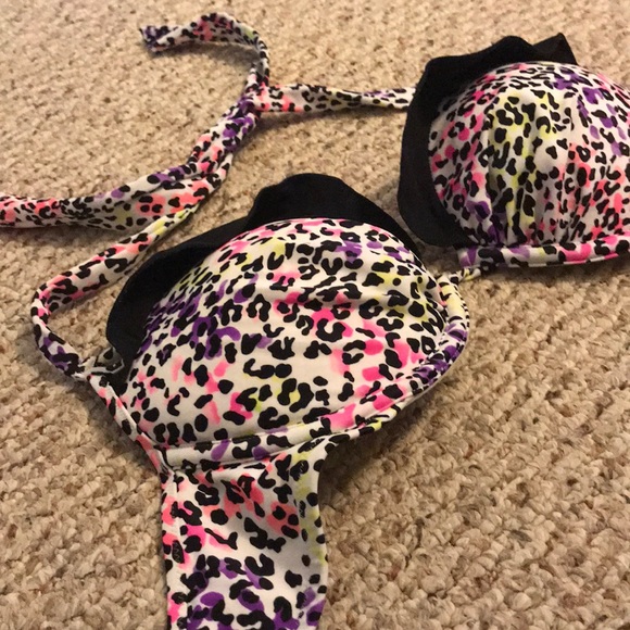 Victoria’s Secret Push-Up Bikini Top 👙 - Picture 1 of 4